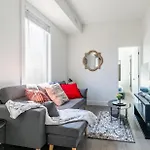 Modern 2 Bedroom Apartment - Near Leslieville